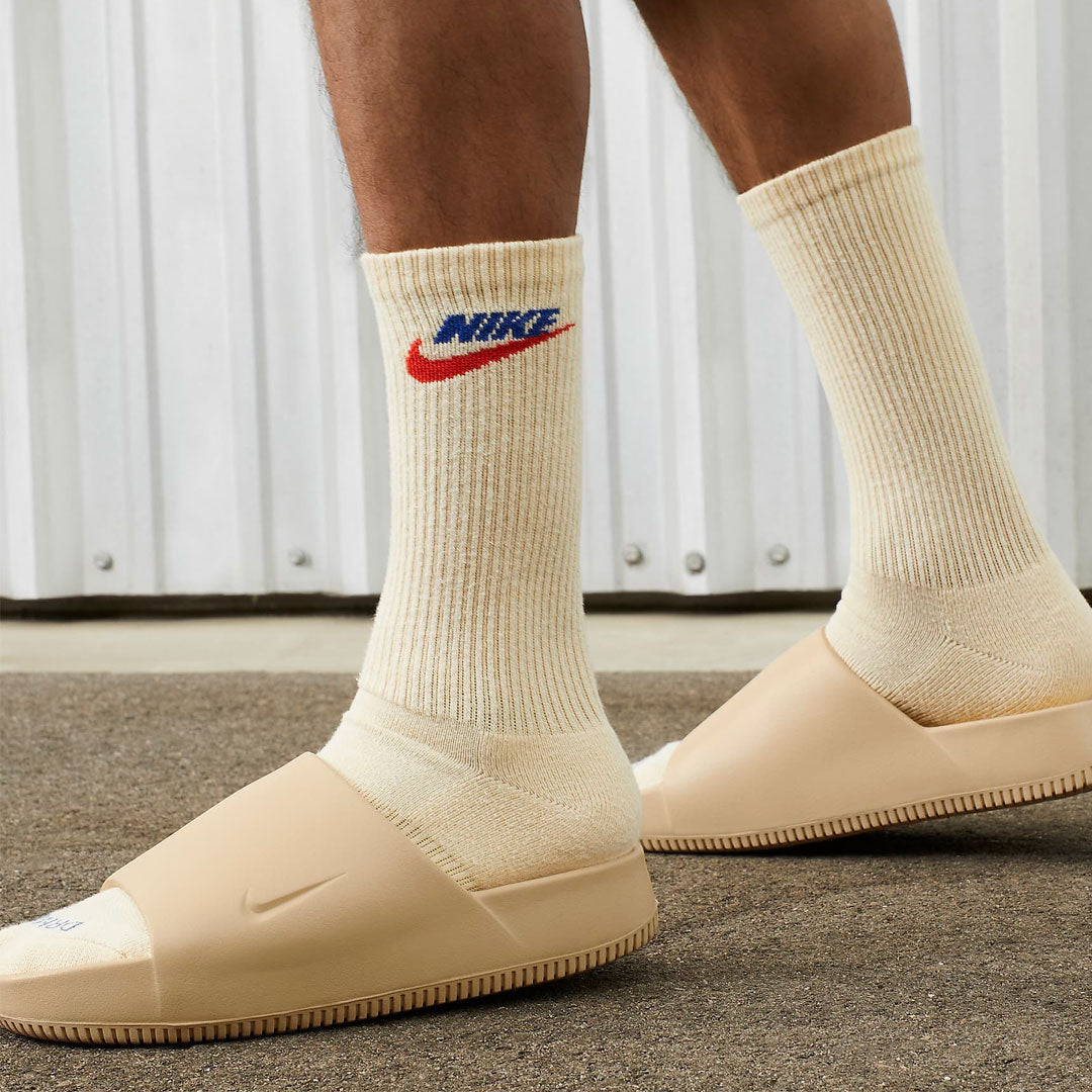Slides Nike Calm en beige