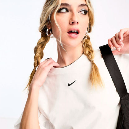 Camiseta Nike Essential Oversized fit en blanco