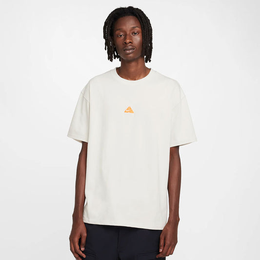 Camiseta Nike ACG Center en blanco