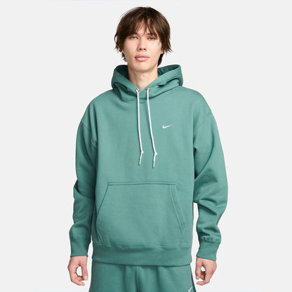 Hoodie Nike Solo Swoosh en verde