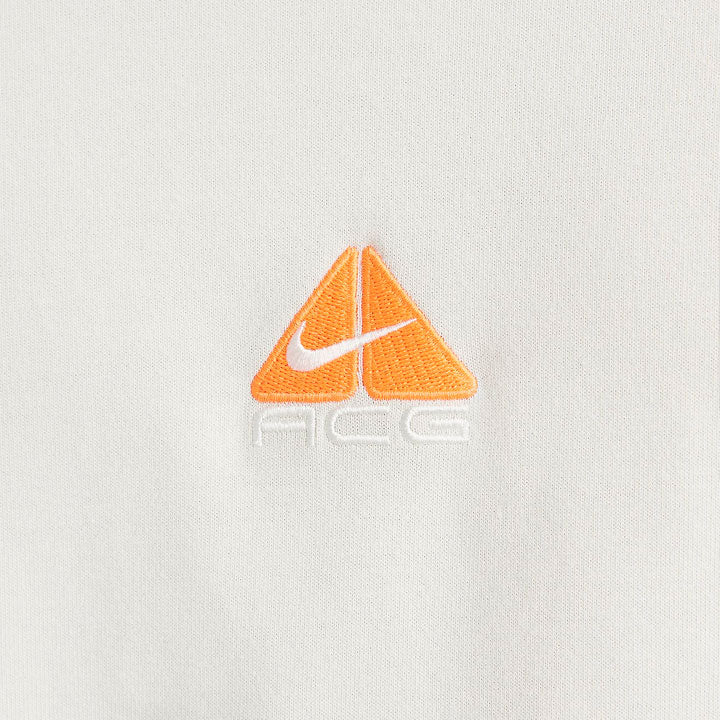 Camiseta Nike ACG Center en blanco