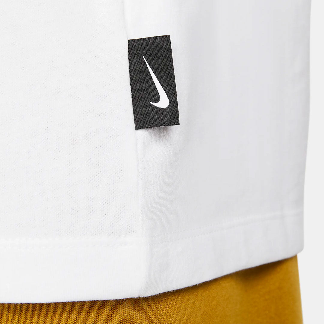 Camiseta Nike Swoosh by Nike en blanco