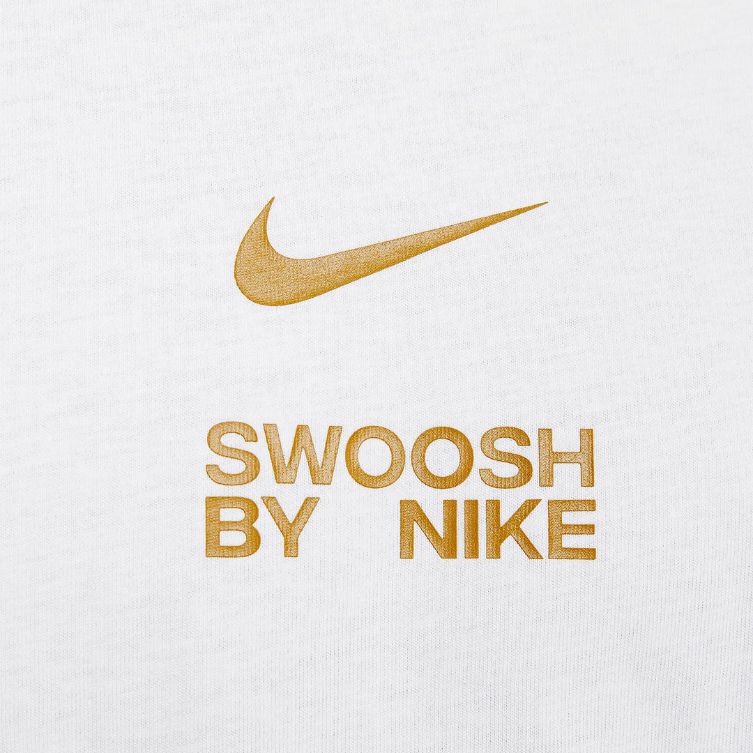 Camiseta Nike Swoosh by Nike en blanco