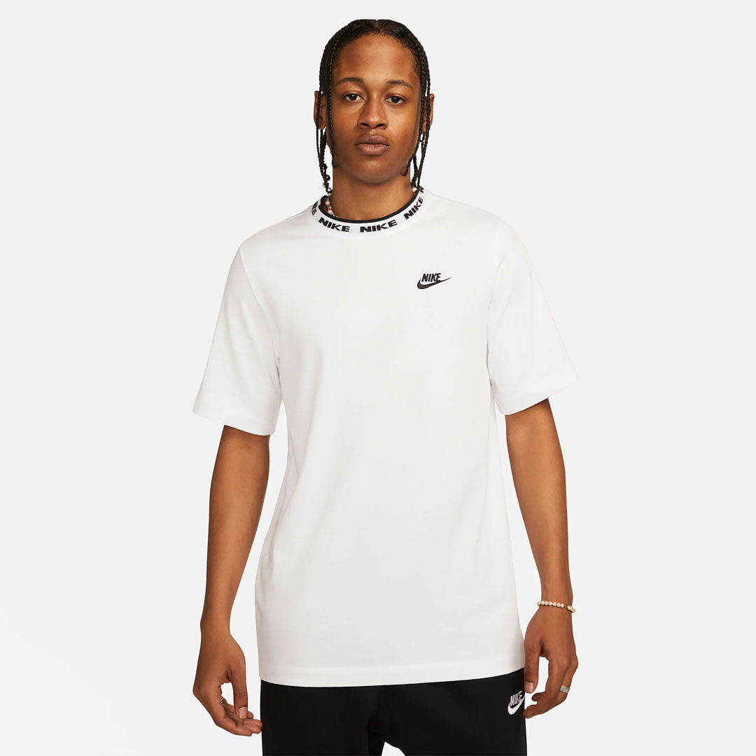 Camiseta Nike Club Lettering en blanco