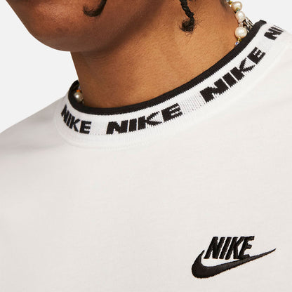 Camiseta Nike Club Lettering en blanco