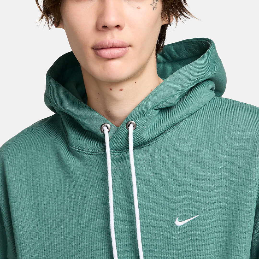 Hoodie Nike Solo Swoosh en verde