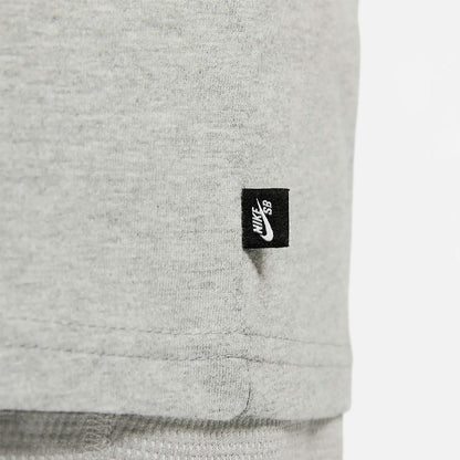 Camiseta Nike SB en gris