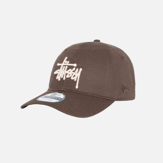 Gorro Stussy x New Era 9Twenty en marrón