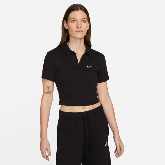 Baby tee Nike Essentials en negro