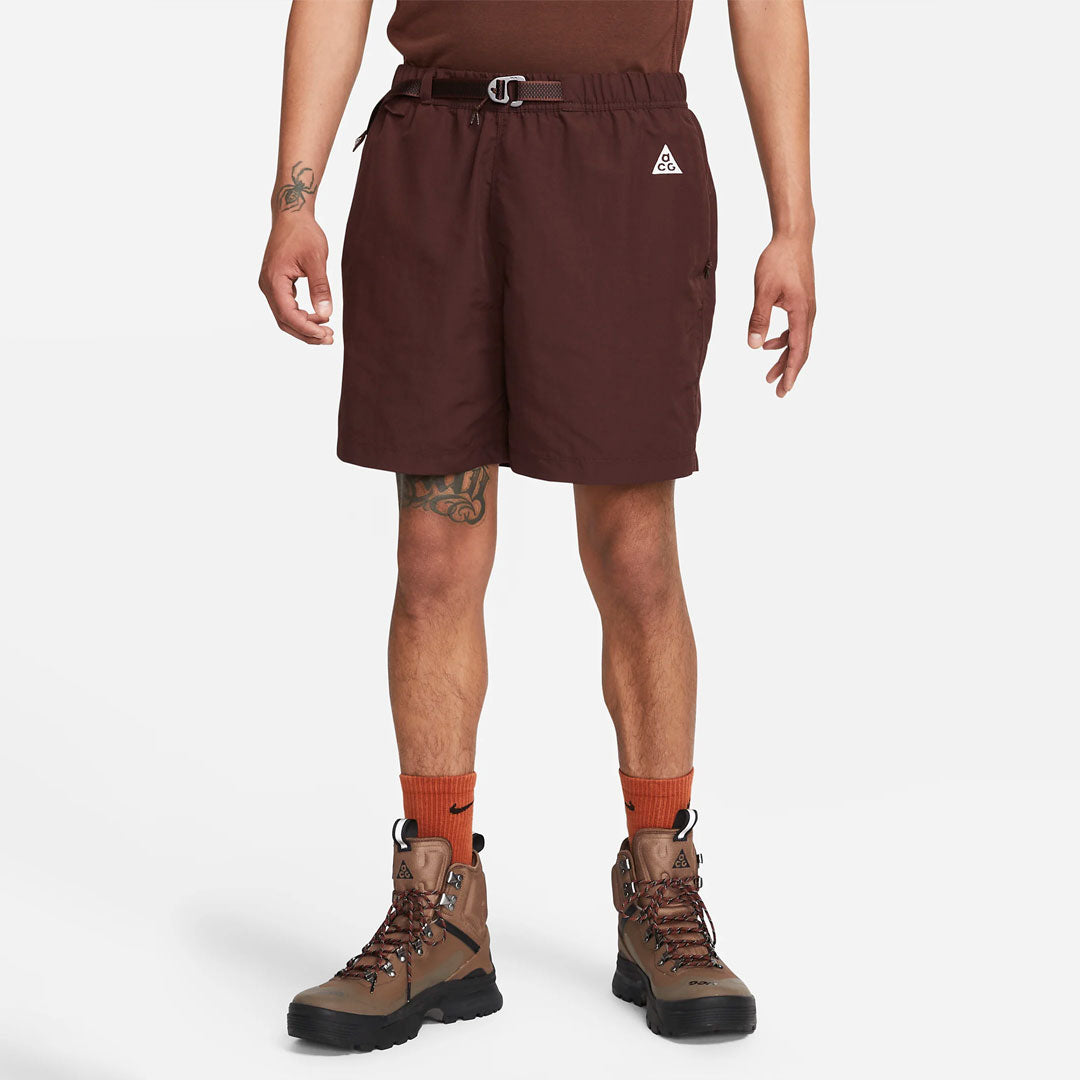 Short Nike ACG con cinturón en marrón