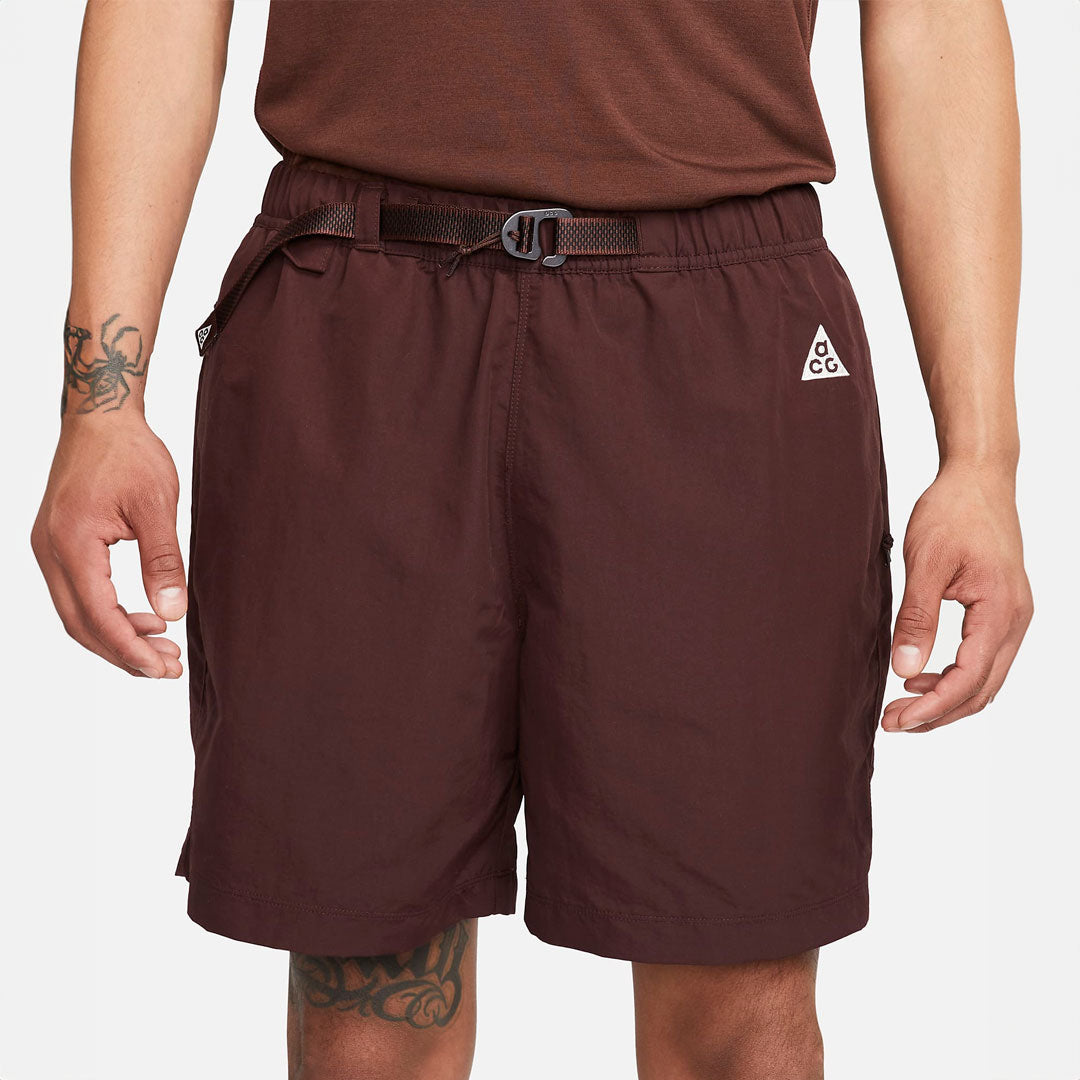 Short Nike ACG con cinturón en marrón