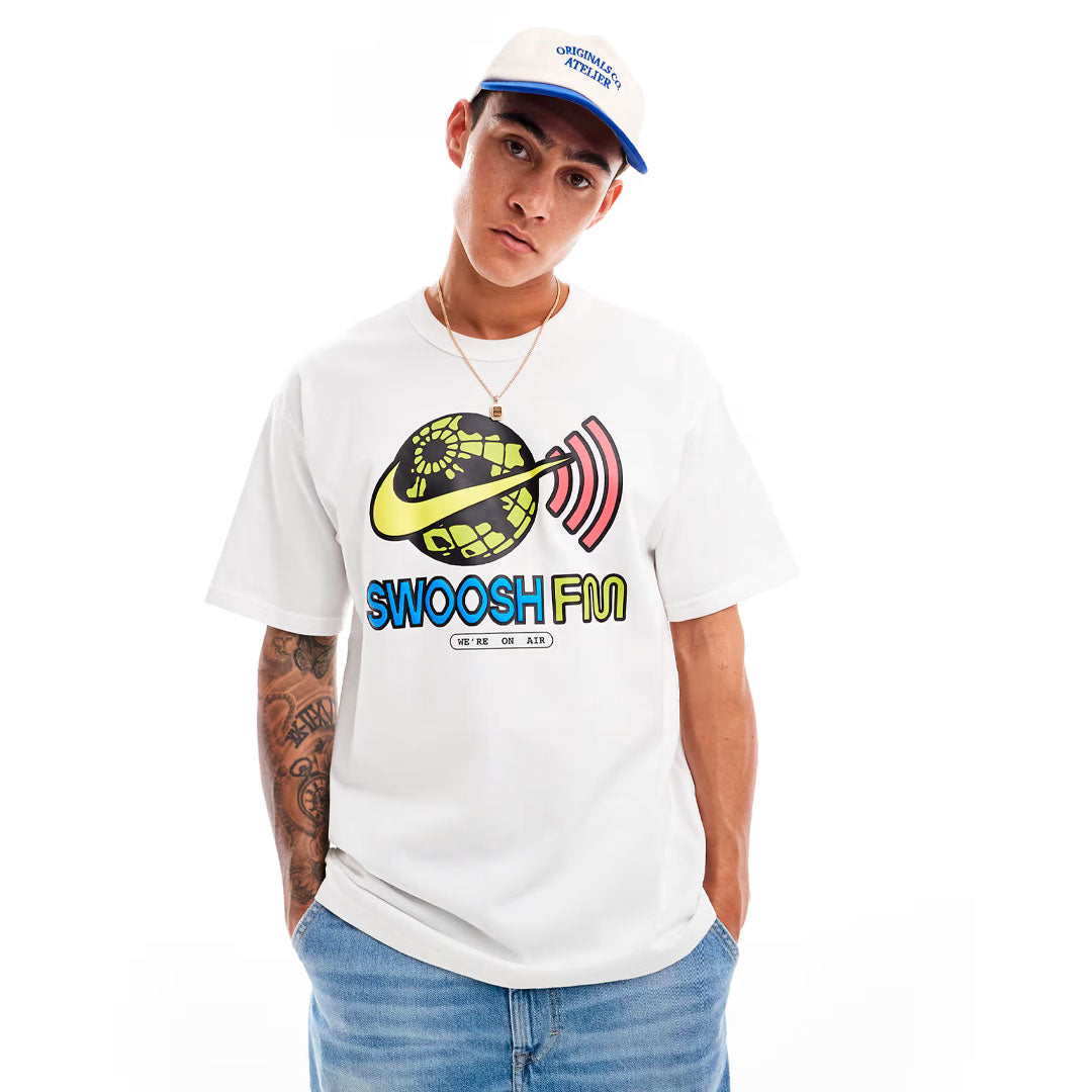 Camiseta Nike Swoosh FM en blanco