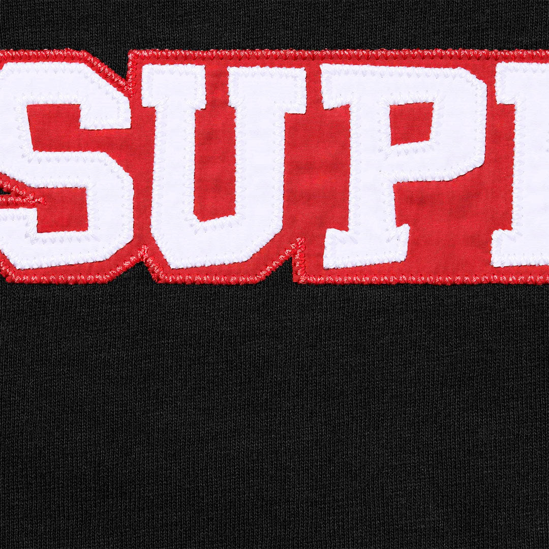 Camiseta Supreme Satin Appliqué en negro