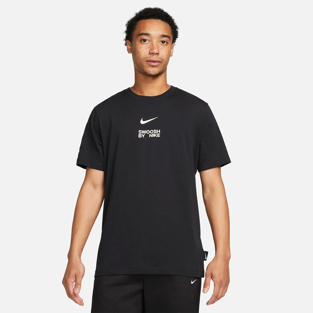 Camiseta Nike Swoosh by Nike en negro