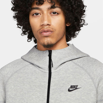 Campera Nike tech en gris